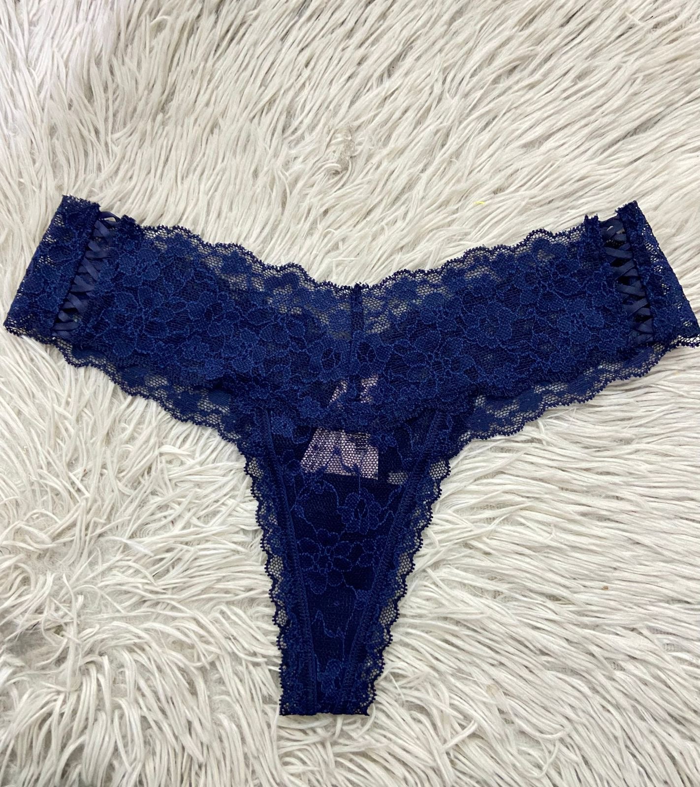 Panti Victoria’s Secret original azul marino en encaje, tanga.
