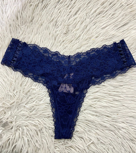 Panti Victoria’s Secret original azul marino en encaje, tanga.