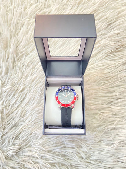 Reloj TOMMY HILFIGER original, cara de 42mm, negro con fondo en color azul, rojo y negro.