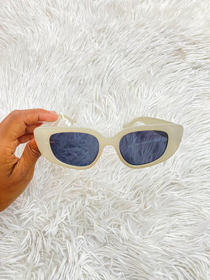 Lentes Forever21 original, diseñados con protección UV 100-400 para proteger tu visión. Color blanco hueso con micas negras.