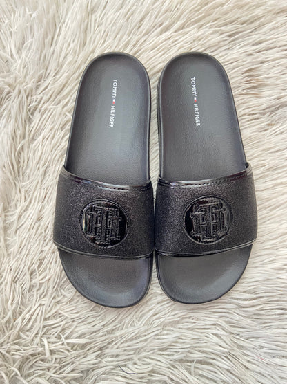 Sandalias TOMMY HILFIGER original, negra con TH en frente con brillos en color negro.