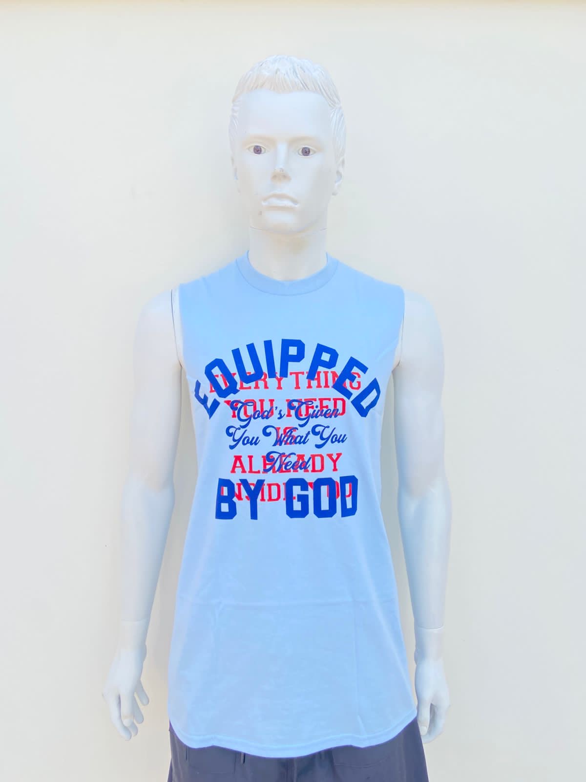 Franela azul con letras en color azul y rojo al frente, EQUIPPED BY GOD.