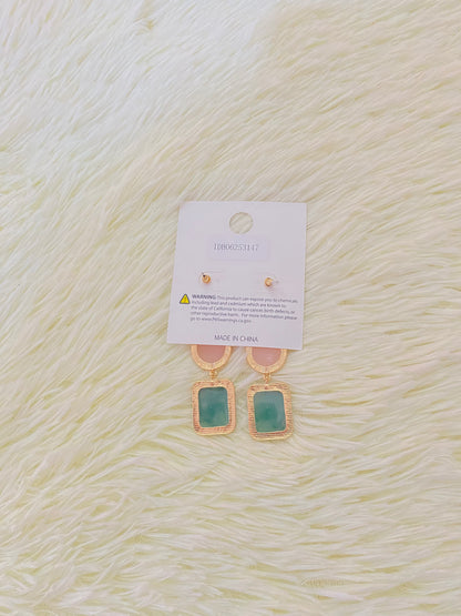 Aretes de tres piezas en color azul, rosado claro y verde.