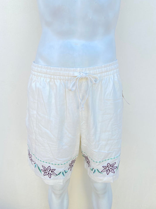 Bermuda Forever 21 original blanca con flores bordadas en la parte inferior.