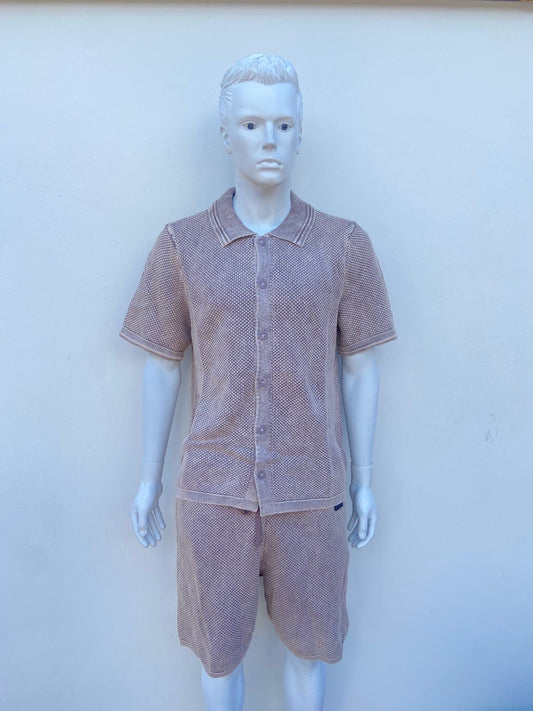 Conjunto en color marron con nudos en tonos marrones, camisa manga corta y short con lazos ajustables