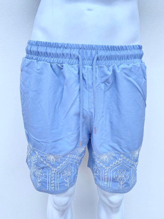 Bañador Baggy azul con detalles abajo en color blanco.