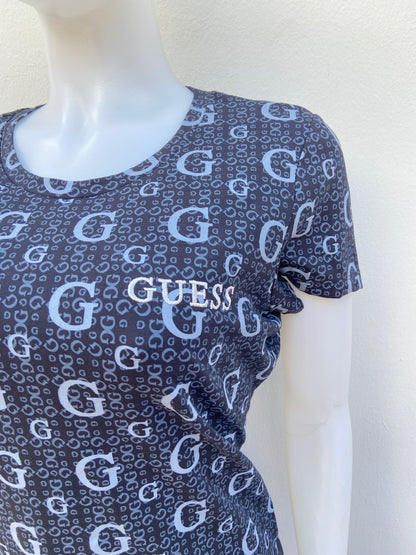 T-shirt GUESS original, negro con estampado de letras G en color gris.