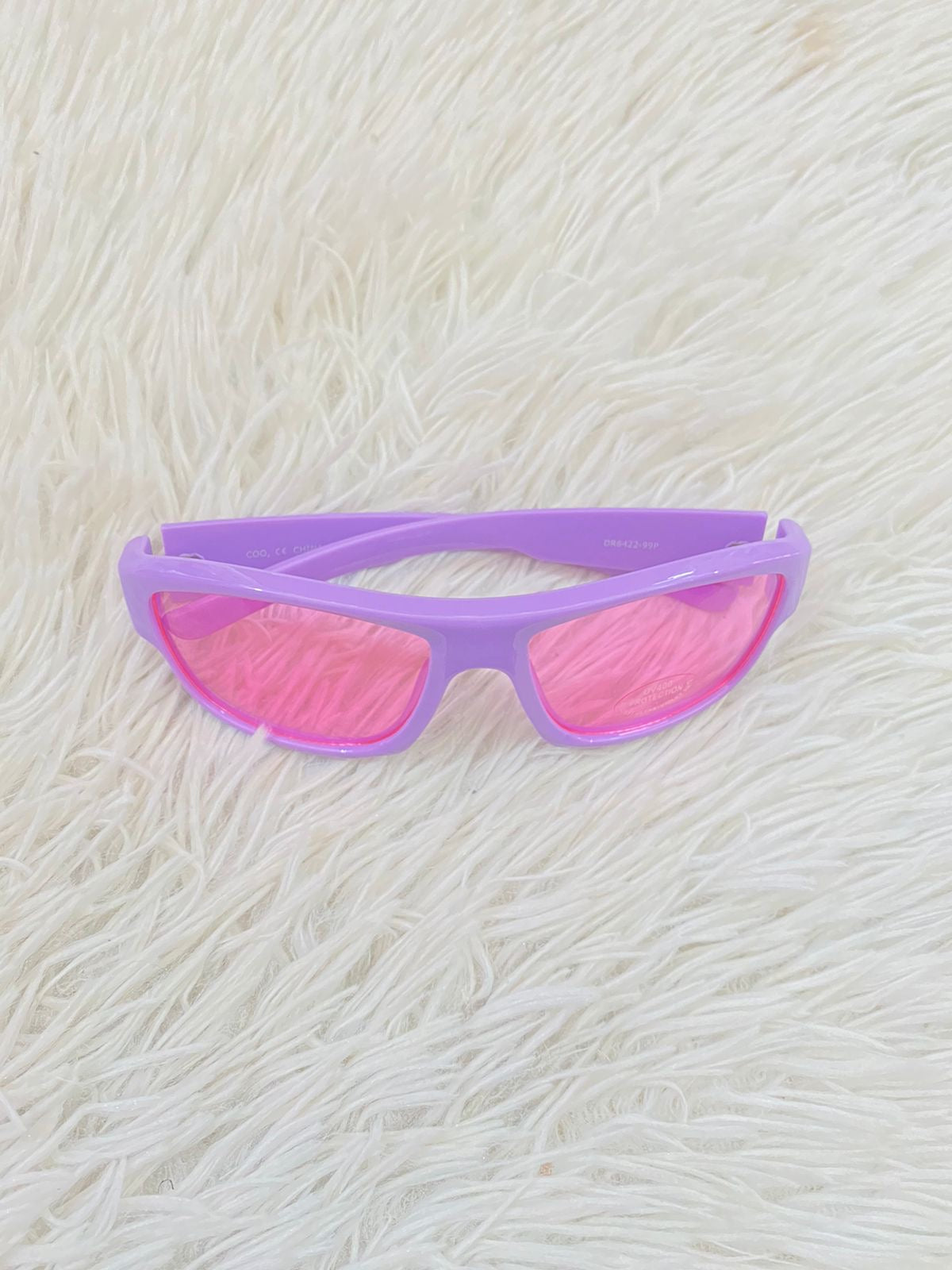 Lentes Fashion Nova original morado con micas rosadas.