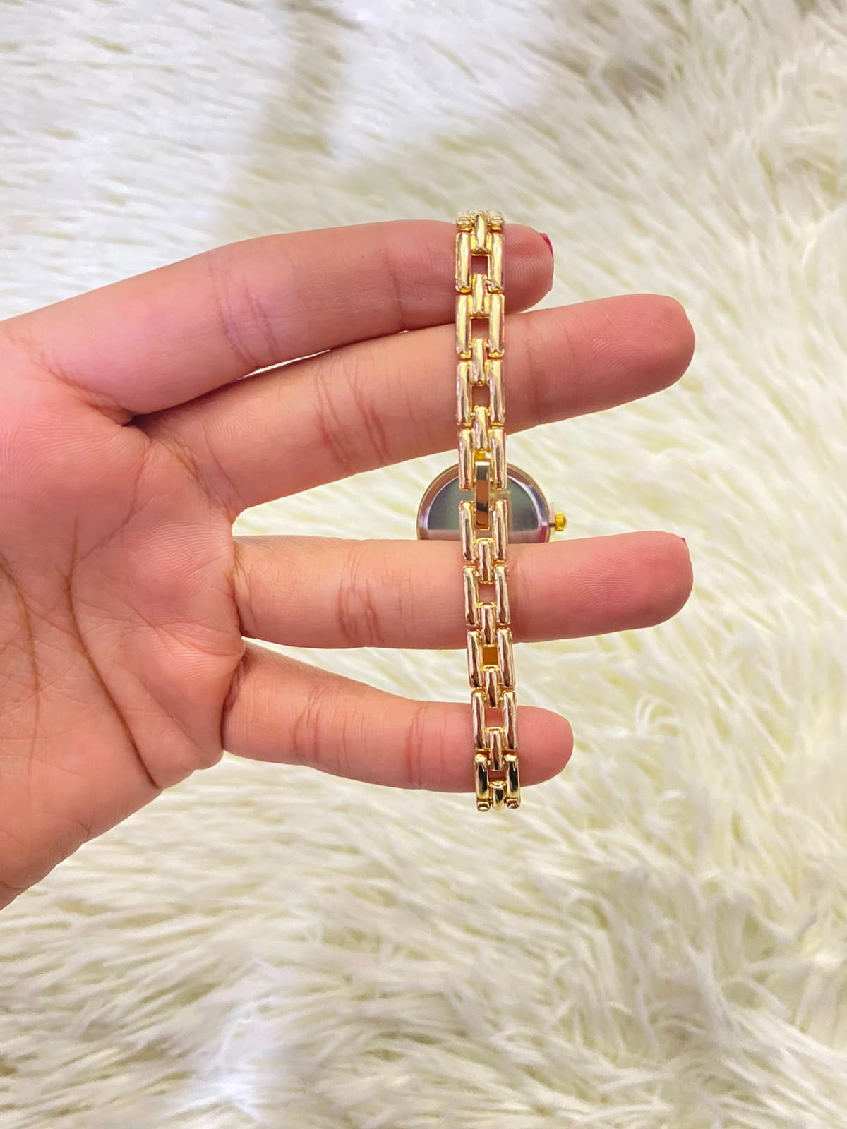Reloj, dorado con detalles de  diamantes.