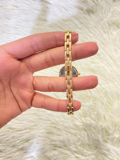 Reloj, dorado con detalles de  diamantes.