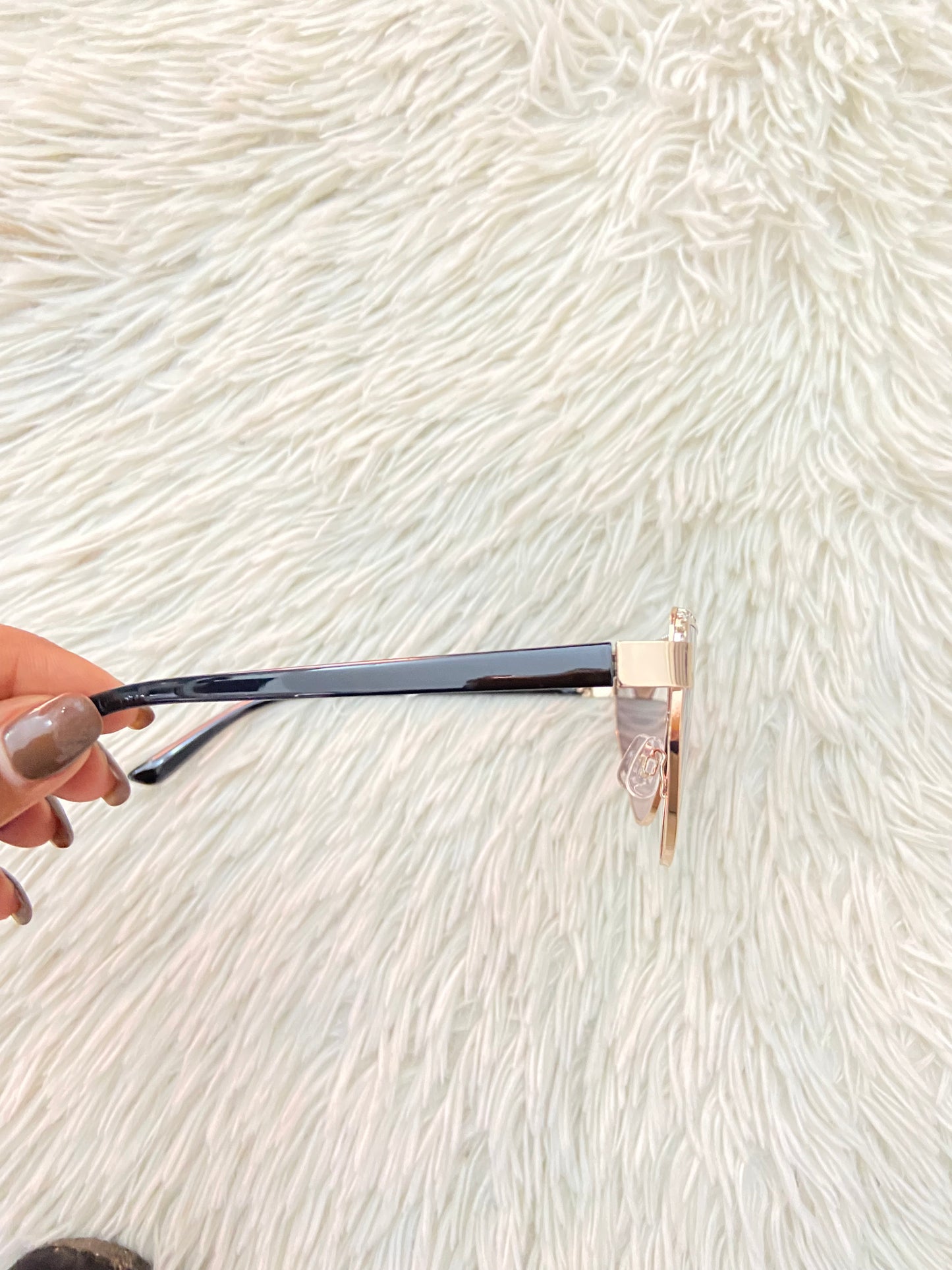 Lentes, negro con micas claras y detalles de brillos en la parte de arriba.