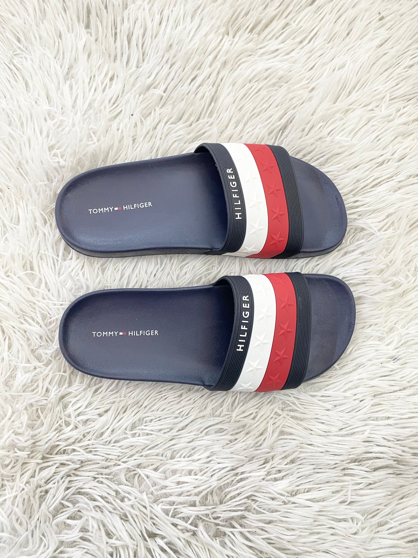 Sandalias Tommy Hilfiger original, azul marino con bandera de la marca en azul, rojo y blanco y letras Hilfiger en blanco.