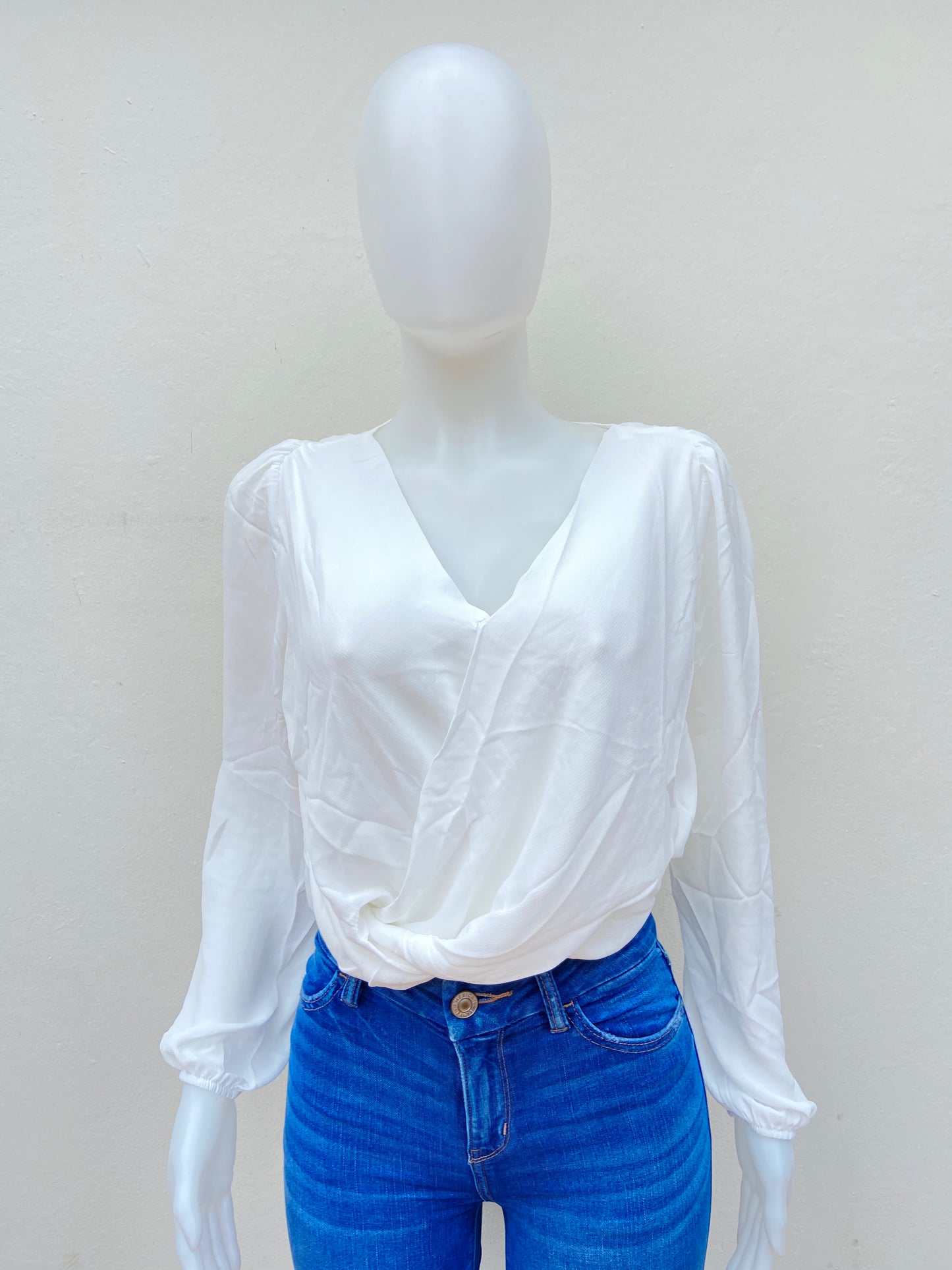 Blusa Iris original blanca con mangas abucheadas y escote en V.