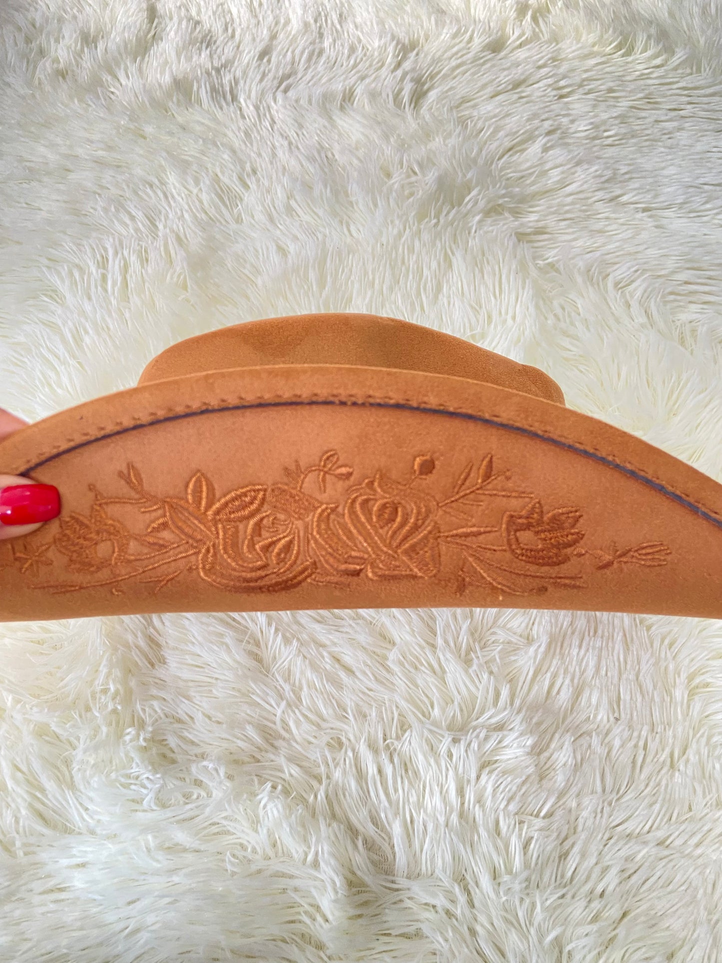 Sombrero, marron con bordado de flores en los lados y lazos, estilo vaquero.