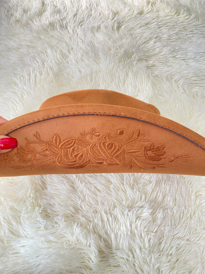 Sombrero, marron con bordado de flores en los lados y lazos, estilo vaquero.