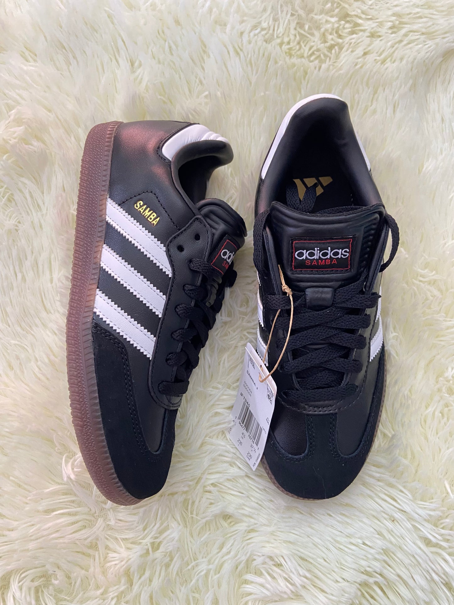 Tenis ADIDAS SAMBA original, negro con suelas en color marron, líneas en color blanco con letras SAMBA en dorado.