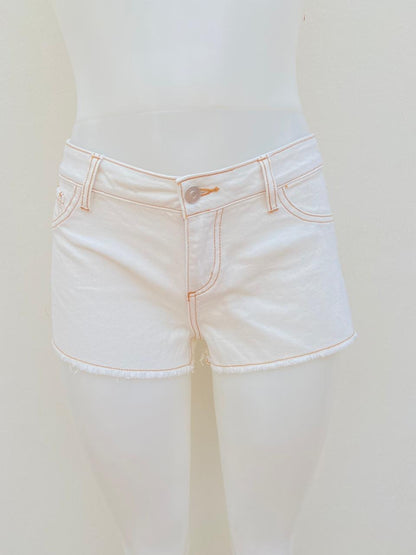 Short blanco con detalles en color caqui y boton plateado
