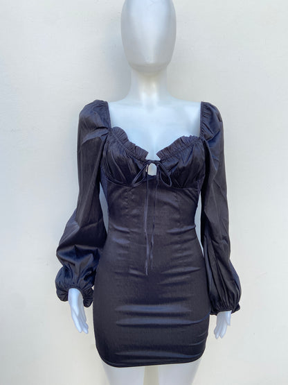 Vestido negro en satin, mangas con vuelo y lazo ajustable en frente.