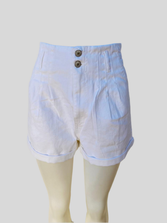 Short Fashion Nova origina, blanco talla alta con dos botones en en el centro, doblados en la parte superior.