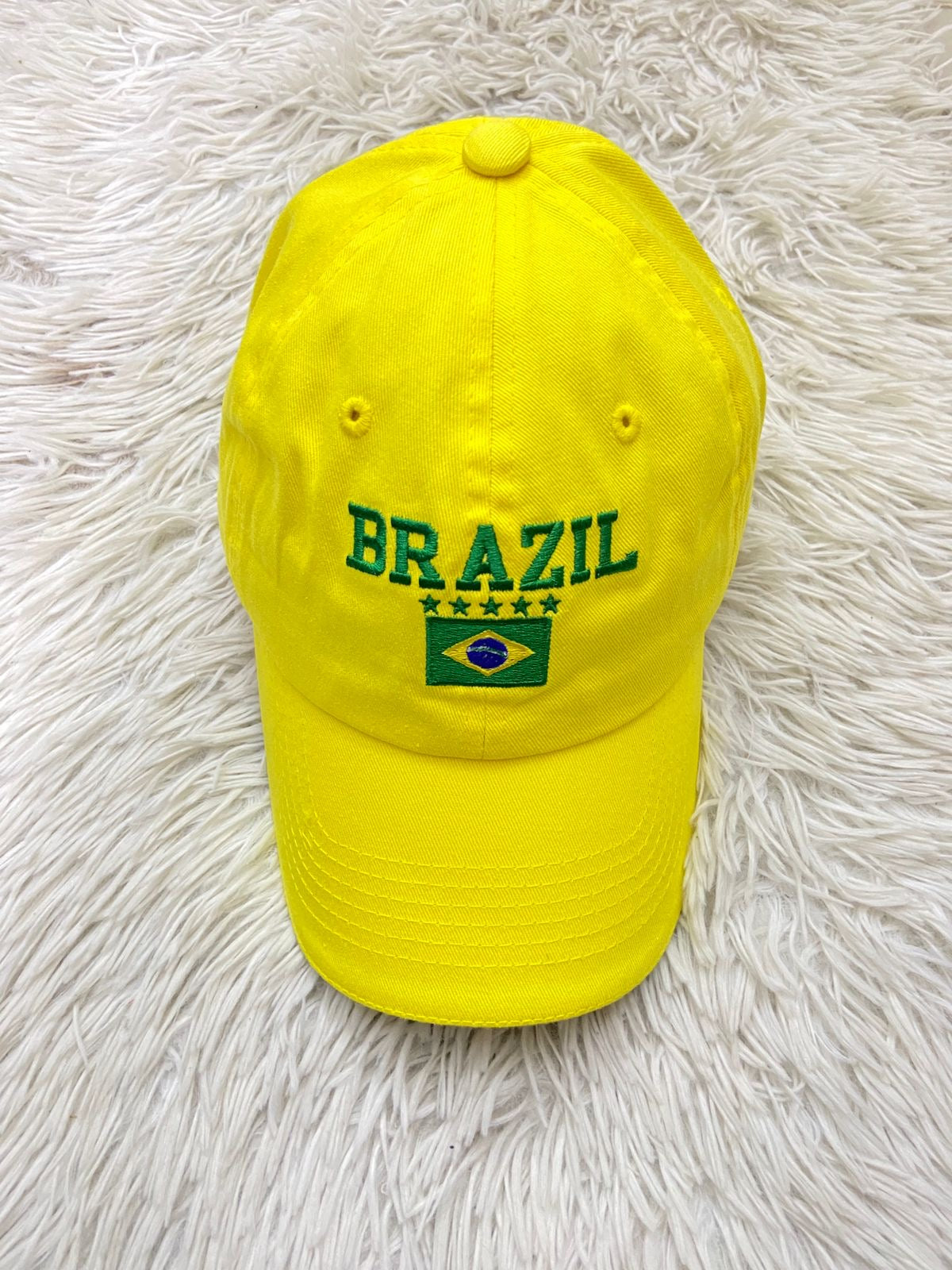 Gorra Brazil, amarilla con verde y bandera de Brazil.