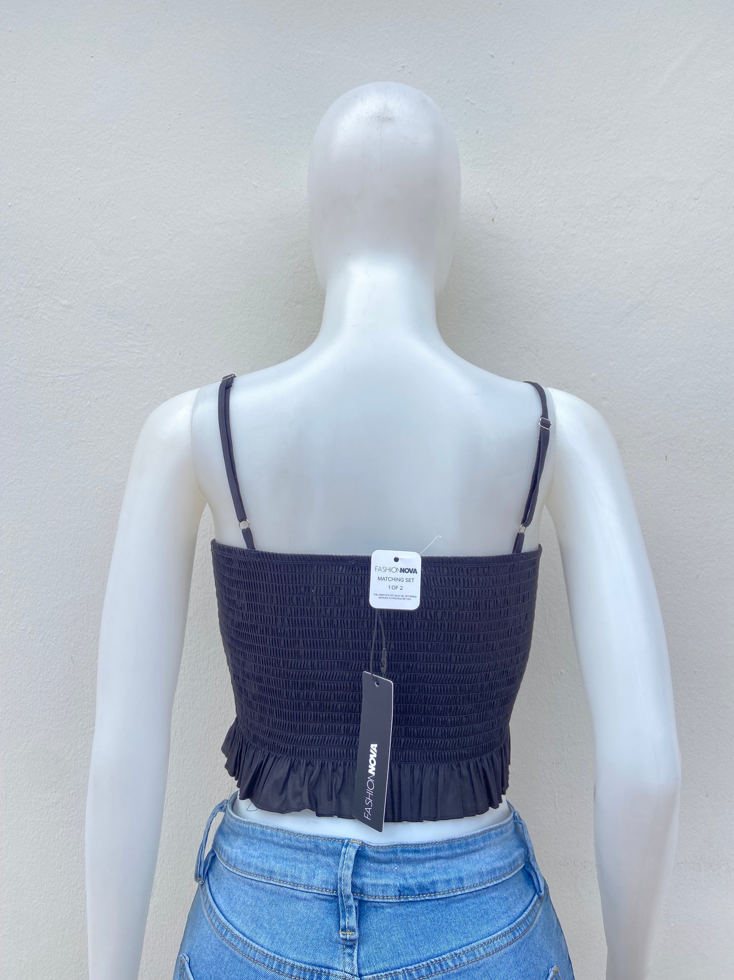 Top, negro con vuelos en la parte  inferior y lazos ajustables.