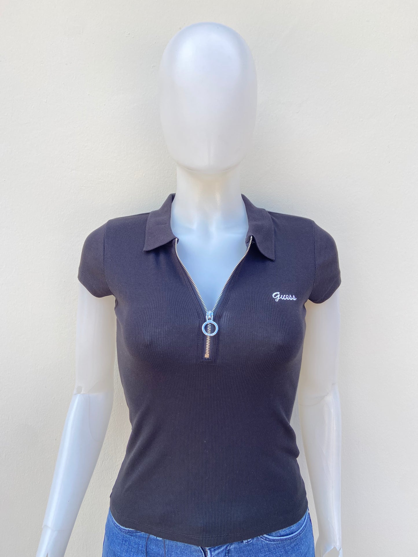 Polocher GUESS original, negro liso con zipper en plateado y letras GUESS en blanco.