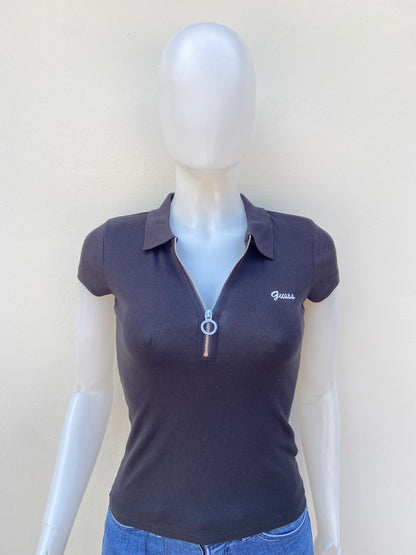 Polocher GUESS original, negro liso con zipper en plateado y letras GUESS en blanco.