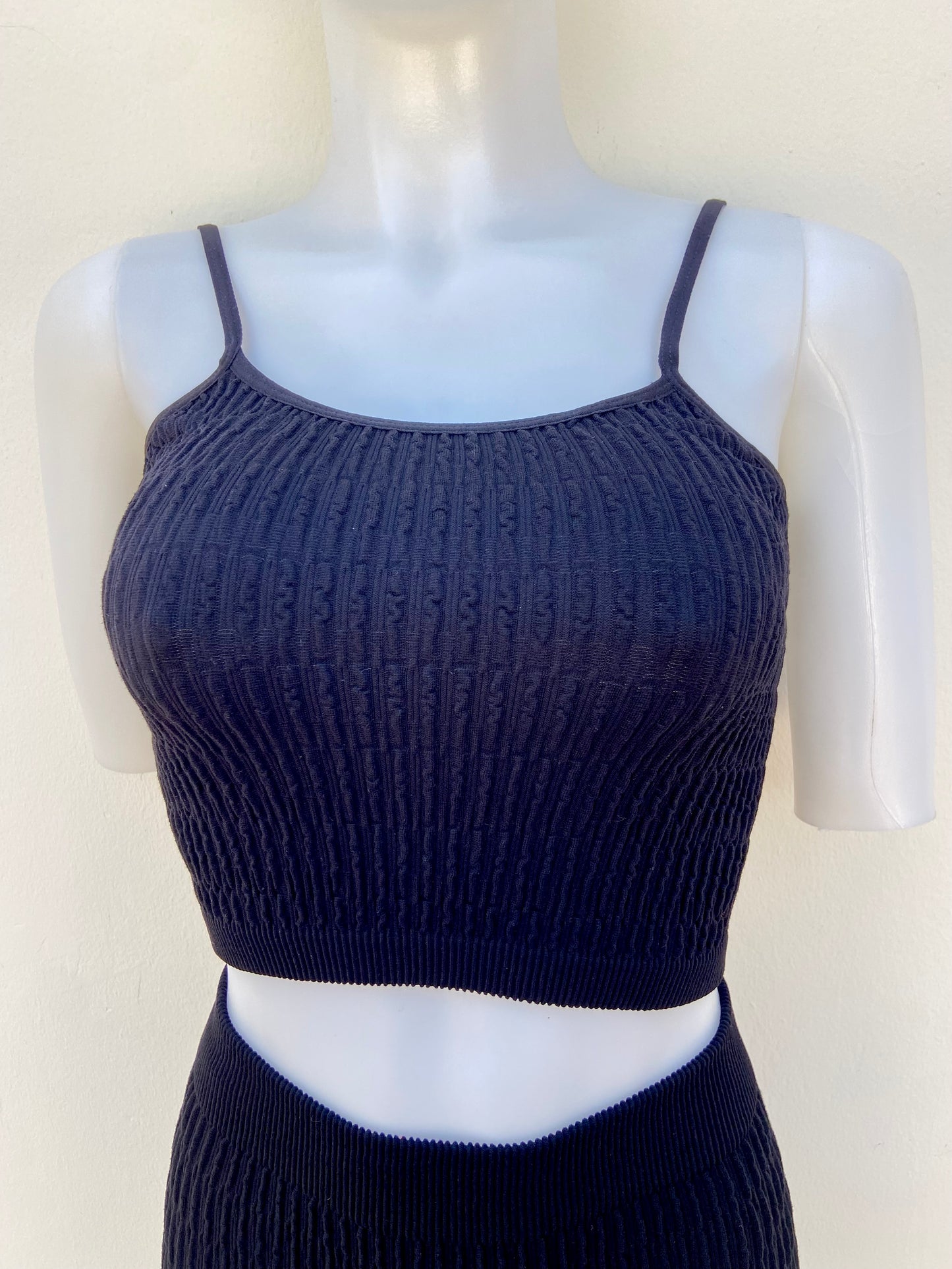 Conjunto, negro de legging corta y top, tela estilo lechuga.