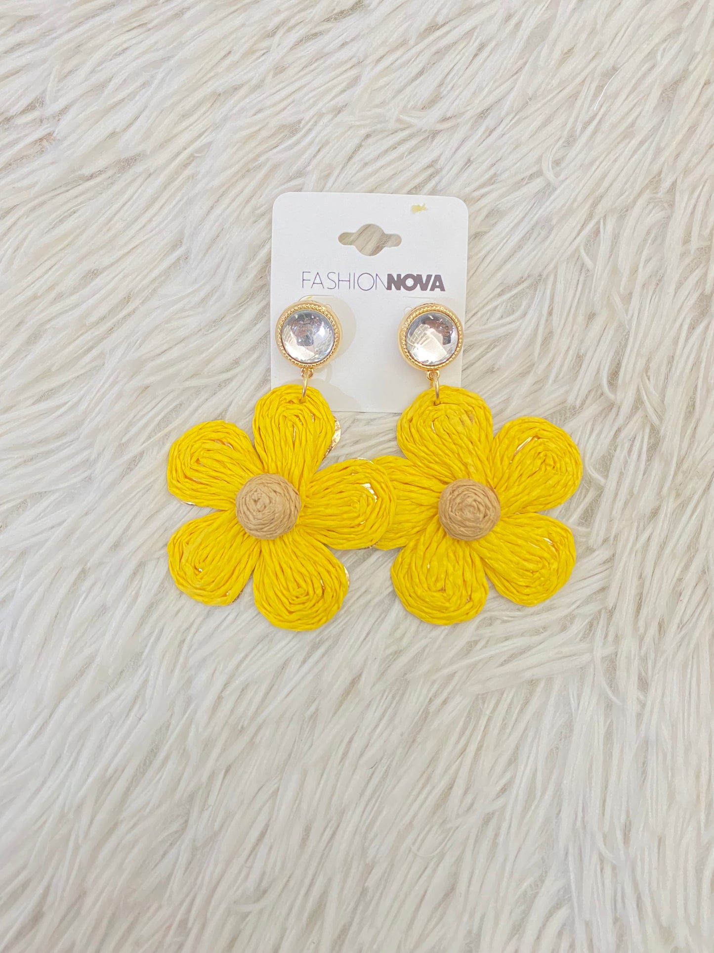 Aretes Fashion Nova original, amarillo de mimbre.