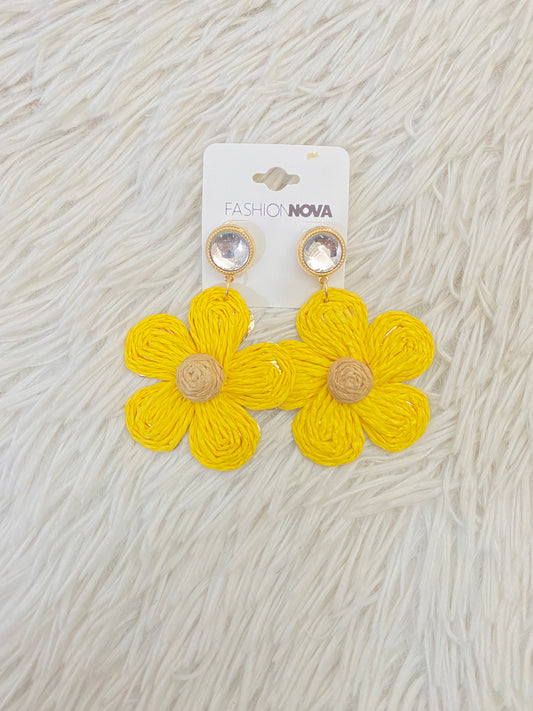 Aretes Fashion Nova original, amarillo de mimbre.