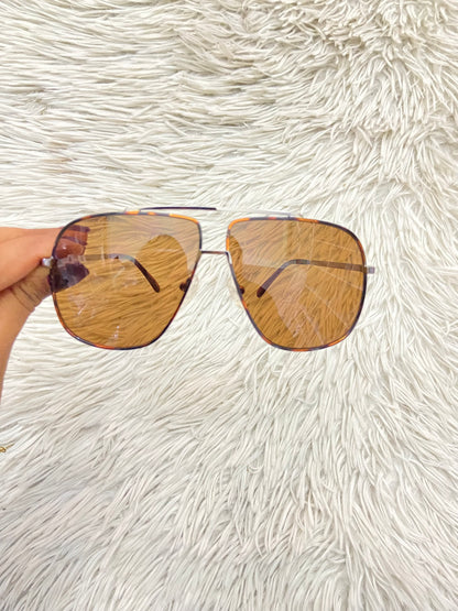 Lentes GUESS original, diseñados con protección UV 100-400 para proteger tu visión. Marrón con montura en animal print y micas marrones.