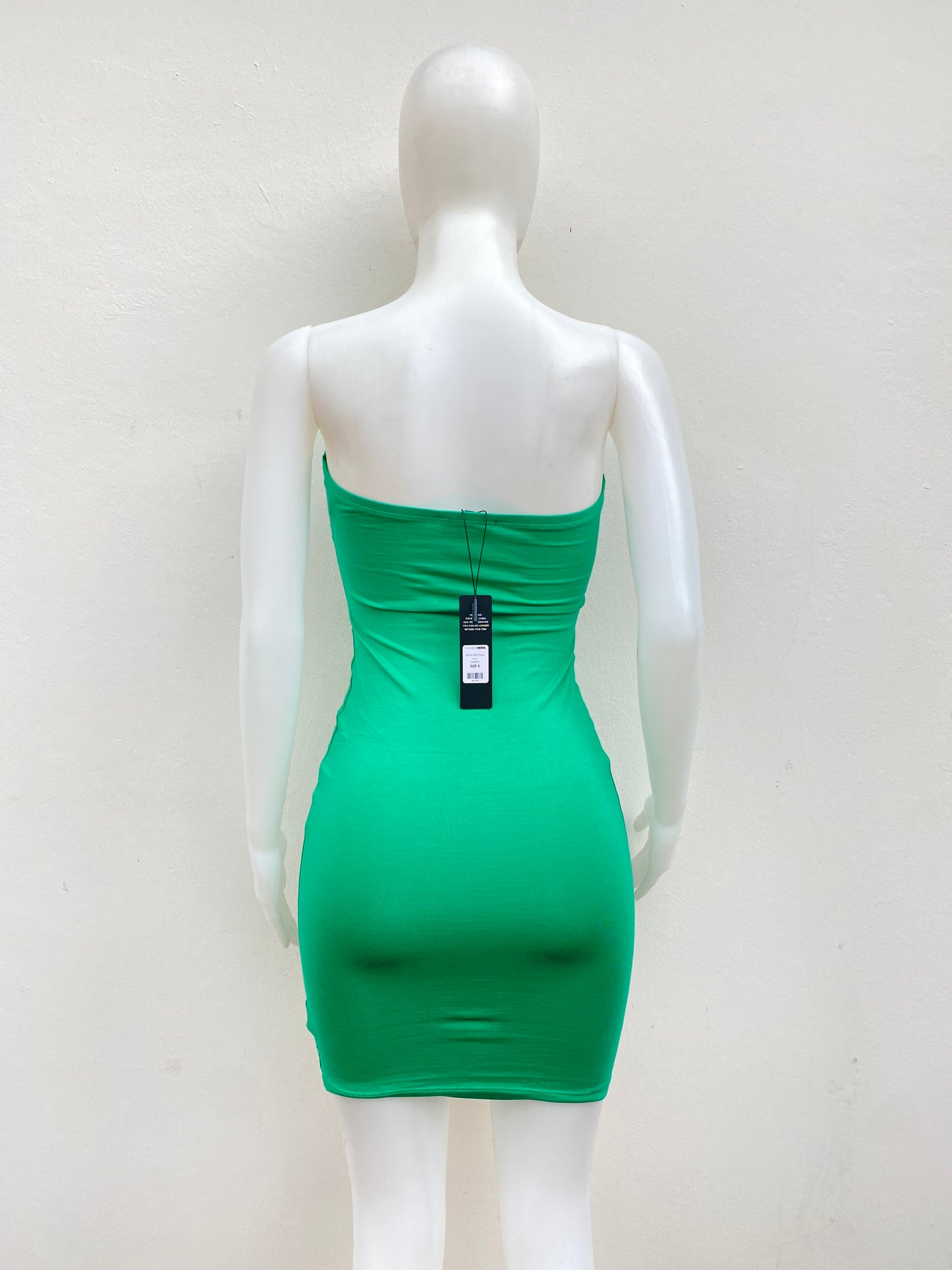 Vestido Strapless Fashion Nova original, verde con elástico debajo de los brazos.