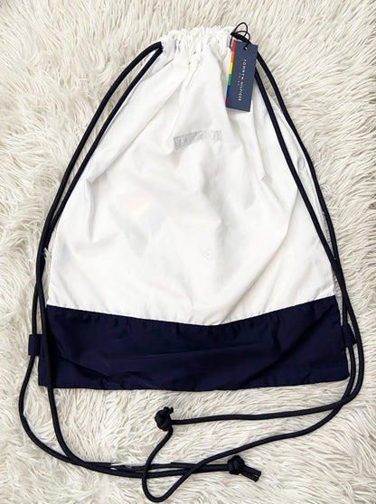 Bulto Tommy Hilfiger original blanca con banda en azul marino y bandera de Tommy.