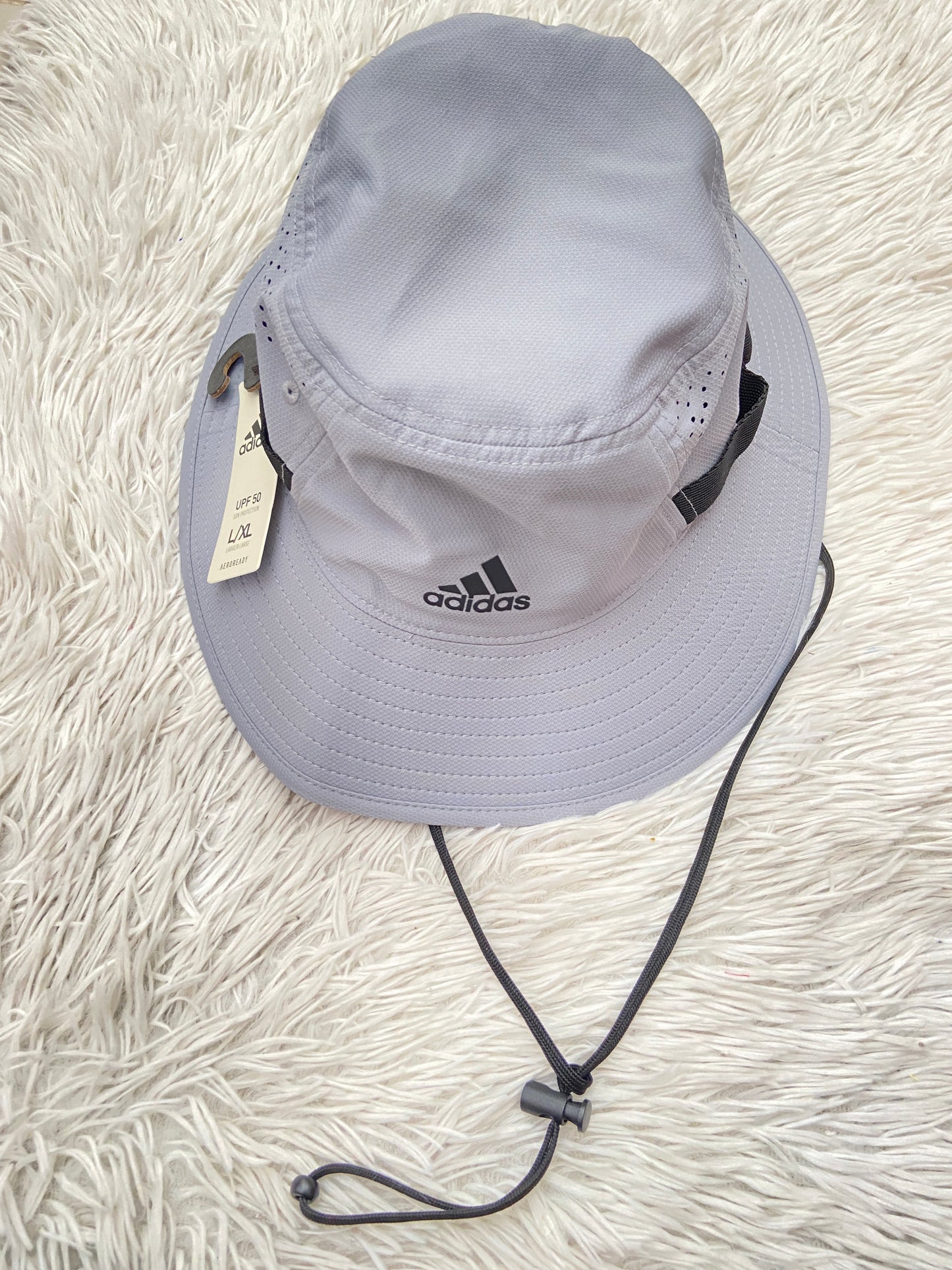 Gorro Adidas original gris claro con letras Adidas en negro.