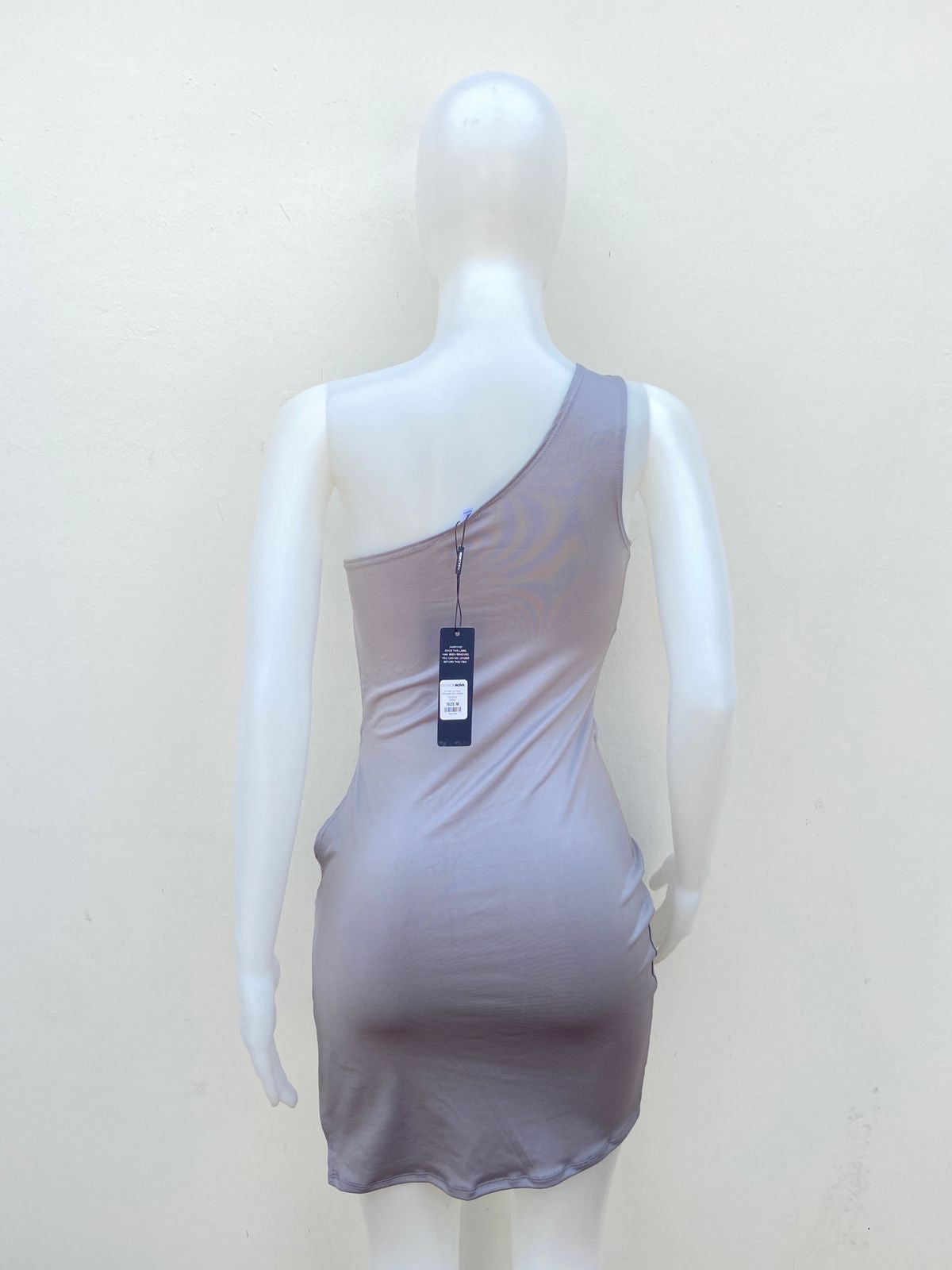 Vestido Fashion nova original, gris descubierto con aros dorados.