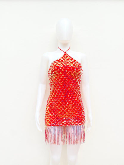 Vestido naranja con lentejuelas y arandela de brillo.