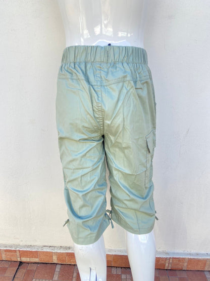 Pantalón verde oliva claro con detalles de lazitos y pretina ajustables