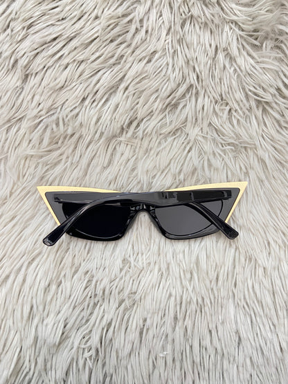 Lentes  diseñados con protección UV 100-400 para proteger tu visión. Negro curvos, con detalles en dorado.