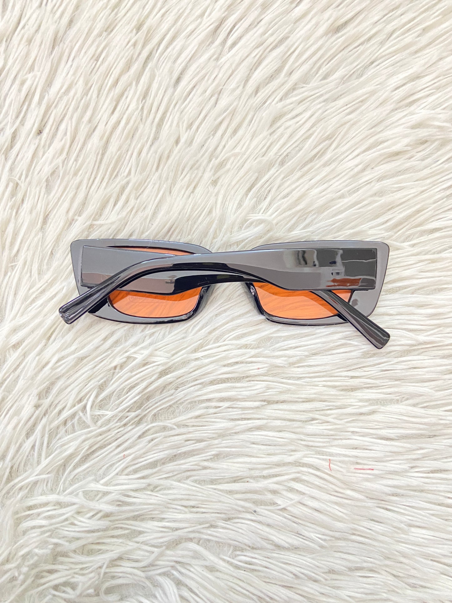 Lentes Fashion Nova original negros con micas naranja.