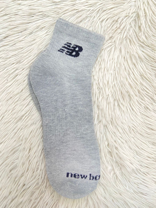 Medias NEW BALANCE original, gris claro con logotipo NB en negro.
