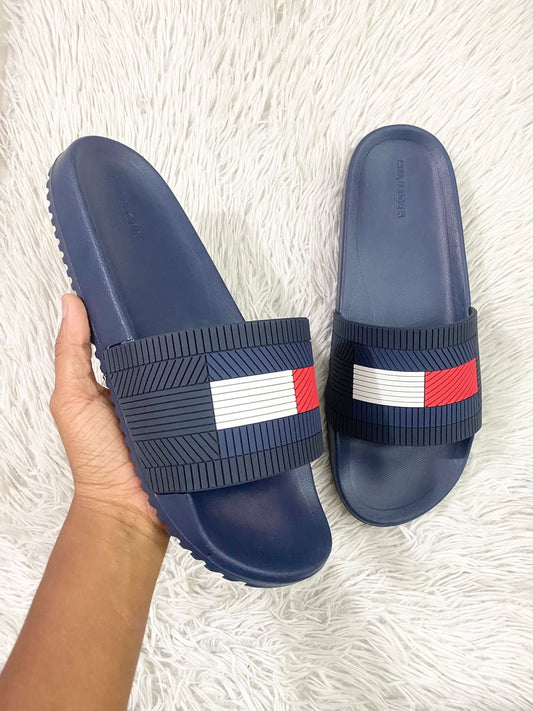 Sandalias Tommy Hilfiger original azul marino con logotipo de la marca en frente.