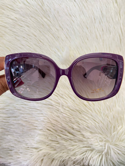 Lentes, morado oscuro con micas negras y detalles en dorado,protección UV de 100-400.