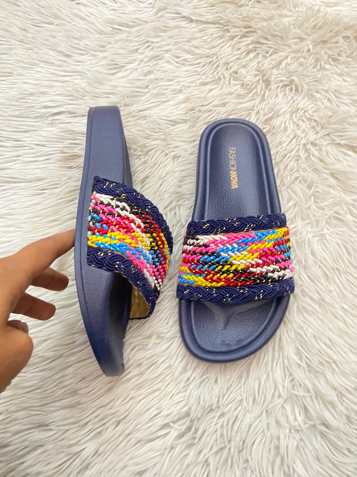 Sandalias, azul marino con detalles de trenzas en colores.