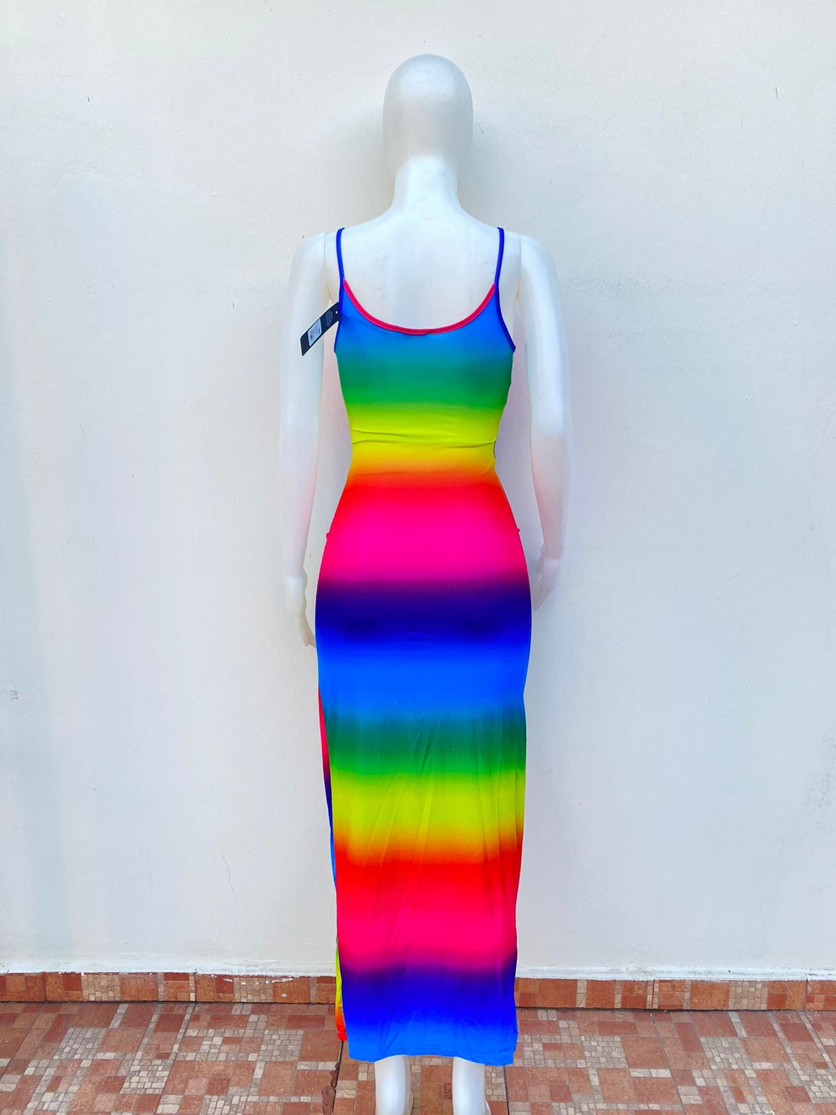 Vestido Fashion Nova multicolor, con abierto de un lado.