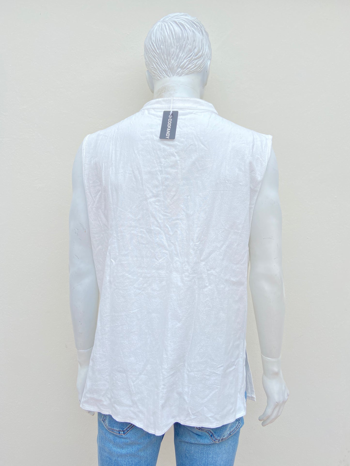 Camisa/ franela COOFADY original blanca con lazos ajustables en frente y abierto en los lados.