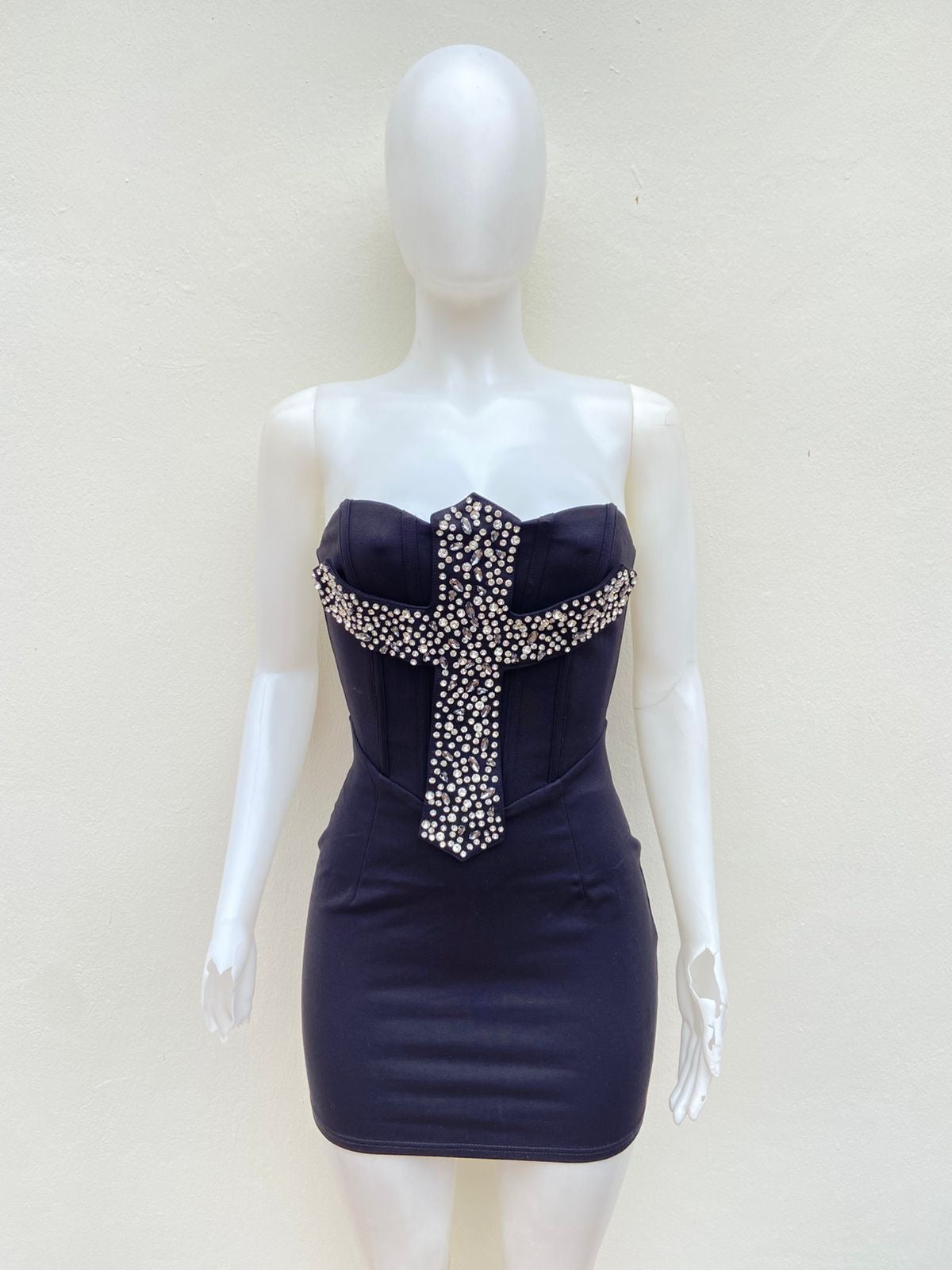 Vestido,  negro strapless con cruz en frente y diamantes en ella.