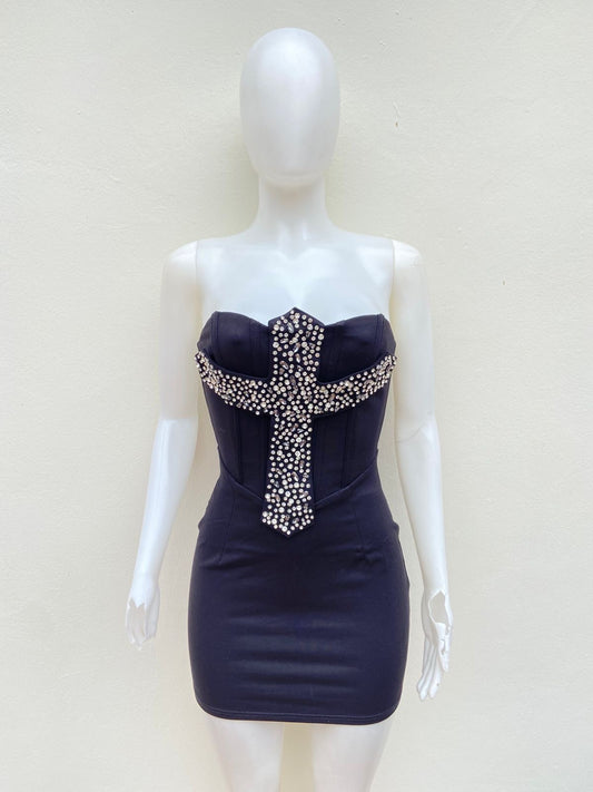 Vestido,  negro strapless con cruz en frente y diamantes en ella.