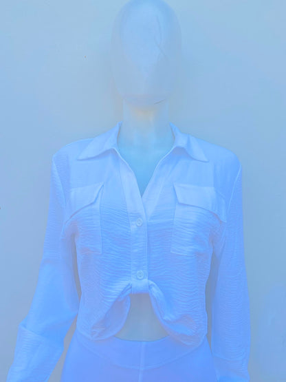 Camisa/crop top blanca manga larga, bolsillos al frente y encogído al frente.