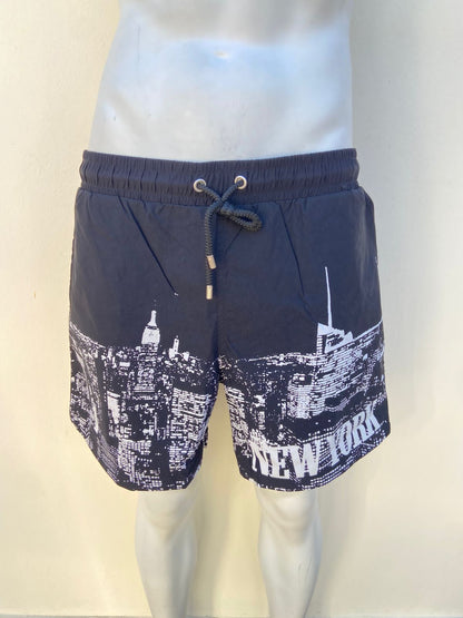 Bañador/Baggy, negro con estampado de la ciudad de Nueva York en blanco, interior en malla transpirable con bolsillos laterales y bolsillos traseros.