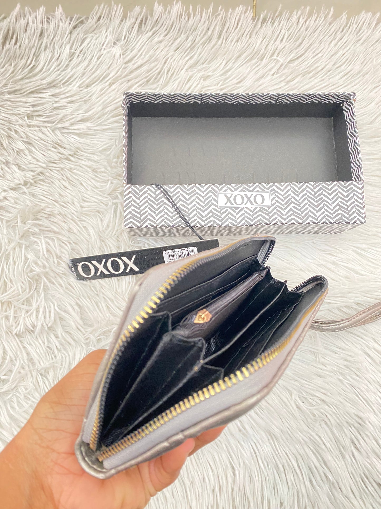 Monedero XOXO Original Plateado con letras en el centro XOXO dorado y laso al lado.